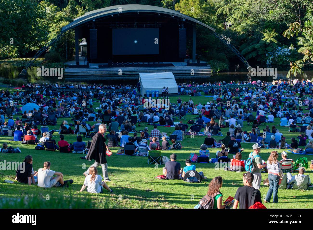 New Plymouth, Neuseeland - 18. Februar 2017: Eine Menschenmenge versammelte sich beim Bowl of Brooklands zum Open Air Tropfest NZ Kurzfilmfestival Stockfoto