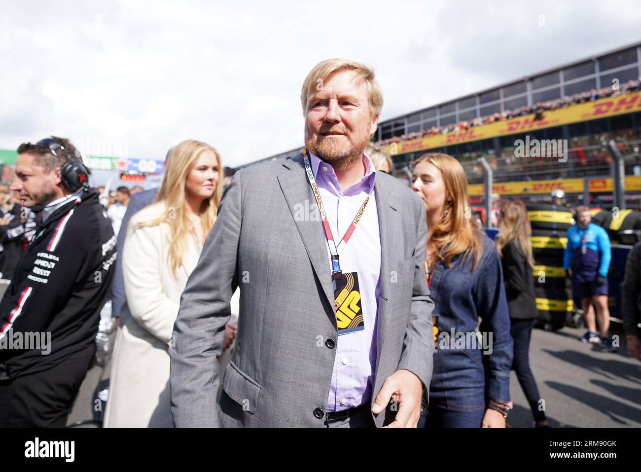 König Willem-Alexander von den Niederlanden ist beim Großen Preis der Niederlande auf dem Circuit Zandvoort CM.com in der Startaufstellung. Bilddatum: Sonntag, 27. August 2023. Stockfoto