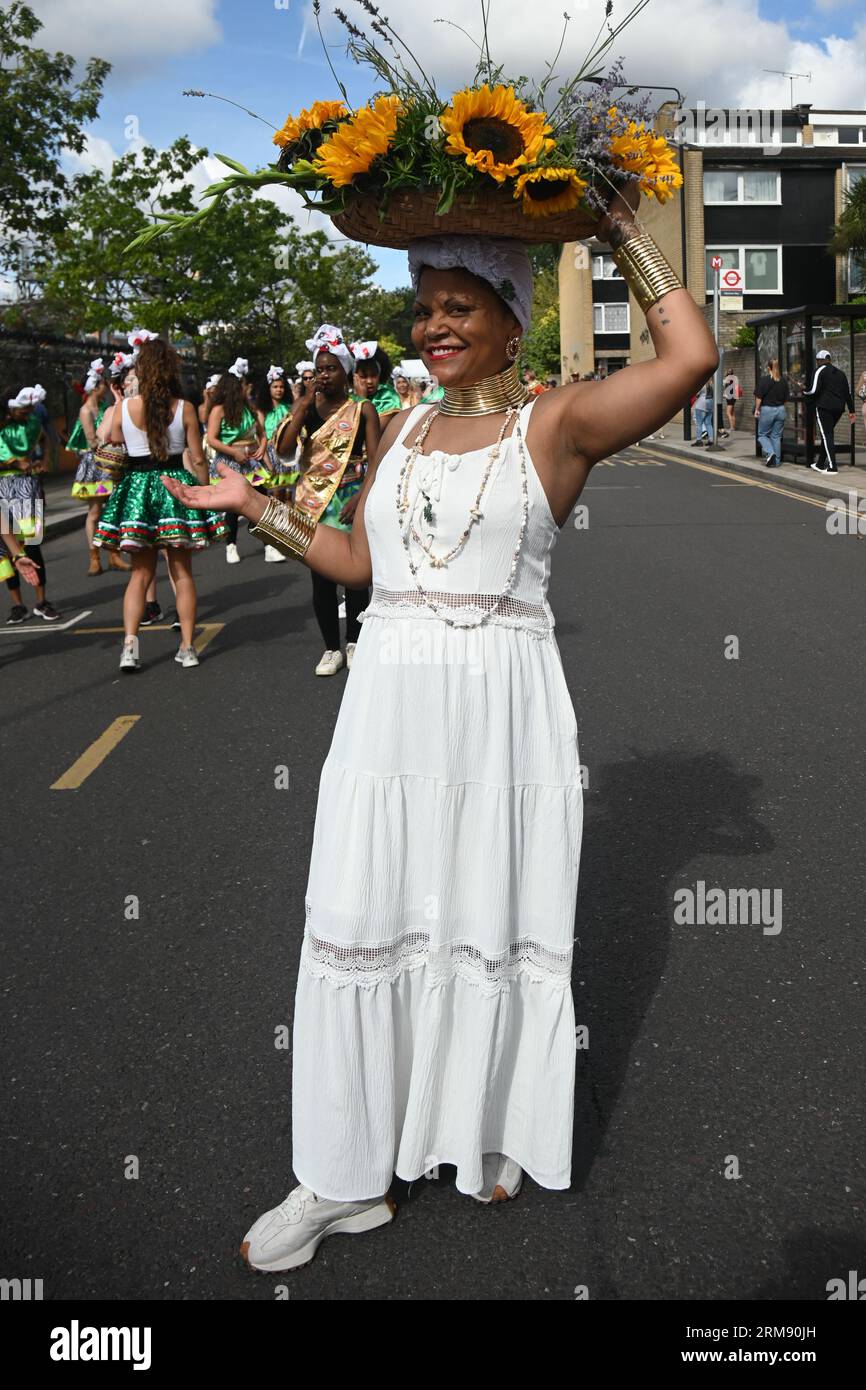 London, Großbritannien. Am 29 2023. August ziehen die Notting Hill Carnival 2022 ausgeklügelte Wagen und verkleidete Künstler bei der Karnevalsparade durch die Straßen, tanzen zu Stahlbands und Kalypso-Musik, und besuchen Sie die verlockenden Imbissstände entlang der Route und eine sehr friedliche Gemeinschaft für alle. Kredit: Siehe Li/Picture Capital/Alamy Live News Stockfoto