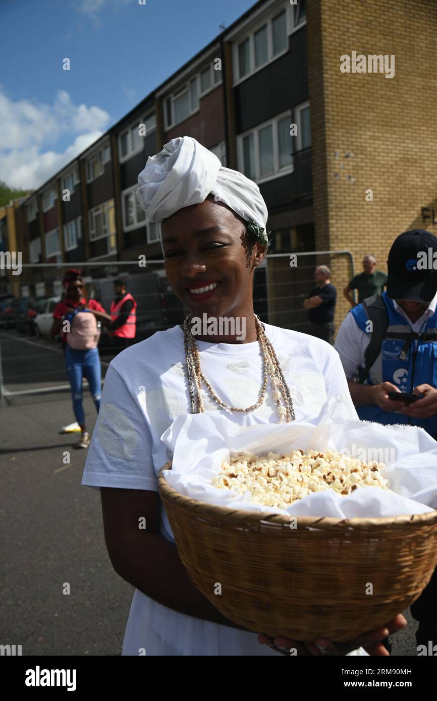 London, Großbritannien. Am 29 2023. August ziehen die Notting Hill Carnival 2022 ausgeklügelte Wagen und verkleidete Künstler bei der Karnevalsparade durch die Straßen, tanzen zu Stahlbands und Kalypso-Musik, und besuchen Sie die verlockenden Imbissstände entlang der Route und eine sehr friedliche Gemeinschaft für alle. Kredit: Siehe Li/Picture Capital/Alamy Live News Stockfoto