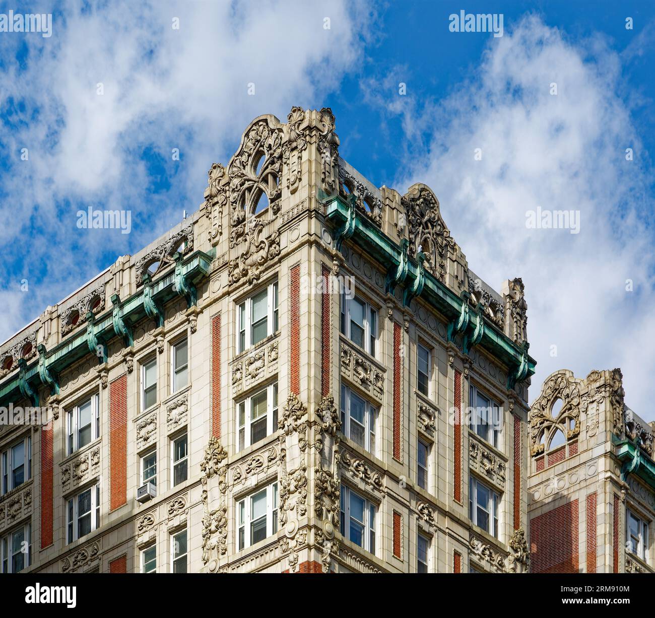 Upper West Side: Eine auffällige Jugendstilkrone in der Skyline der Upper West Side, Cornwall an der 255 West 90th Street ist ein von Neville & Bagge entworfenes Gebäude. Stockfoto