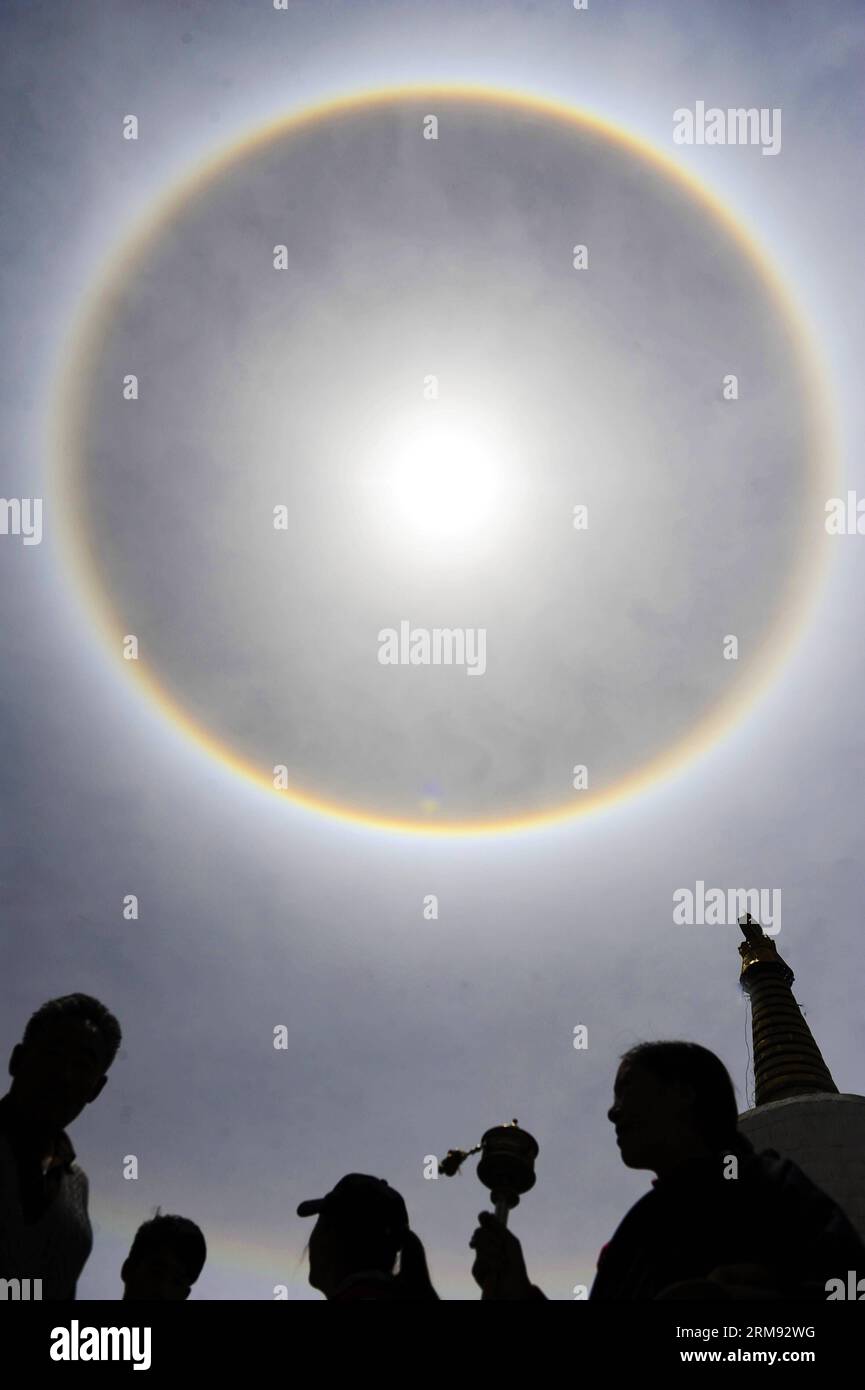 (140505) -- LHASA, 5. Mai 2014 (Xinhua) -- Menschen beobachten Sonnenschein in Lhasa, der Hauptstadt der autonomen Region Tibet im Südwesten Chinas, 5. Mai 2014. (Xinhua/Wen Tao) (lfj) CHINA-LHASA-SOLAR HALO (CN) PUBLICATIONxNOTxINxCHN LHASA 5. Mai 2014 XINHUA Prominente beobachten Solar Halo in Lhasa Hauptstadt Südwestchinas S Tibet Autonome Region 5. Mai 2014 XINHUA Wen Tao China Lhasa Solar Halo CN PUBLTXINCHINN Stockfoto
