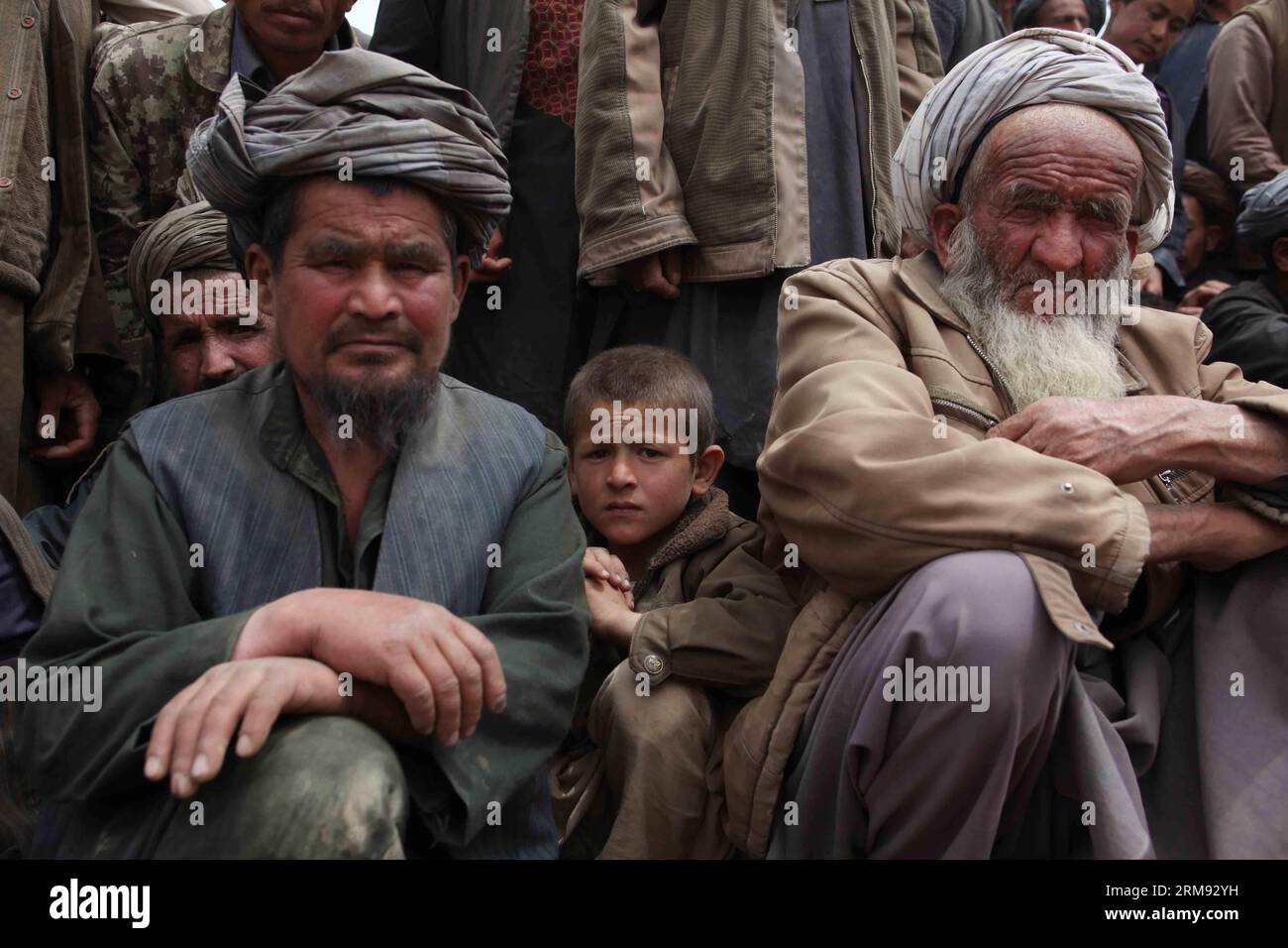 (140505) -- BADAKHSHAN, 4. Mai 2014 (Xinhua) -- Afghanen warten auf Hilfsgüter nach einer Landseite in der Provinz Badakhshan, Nordafghanistan, 4. Mai 2014. Der tödliche Erdrutsch ereignete sich am Freitag in der bergigen Provinz Badakhshan. Obwohl es keine offizielle Zahl von Todesopfern gibt, sagte Provinzgouverneur Shah Waliullah Adeeb Xinhua, dass mehr als 2.500 Menschen ihr Leben verloren haben könnten. (Xinhua/Ahmad Massoud) AFGHANISTAN-BADAKHSHAN-ERDRUTSCH PUBLICATIONxNOTxINxCHN Badakhshan 4. Mai 2014 XINHUA Afghans Wait to receive Relief Food After A Landside in Badakhshan Province Northern Afghanistan M Stockfoto
