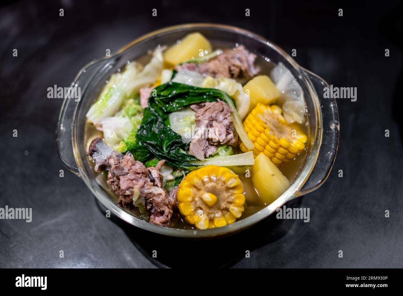 Köstliches traditionelles philippinisches hausgemachtes Suppengericht Nilaga. Stockfoto