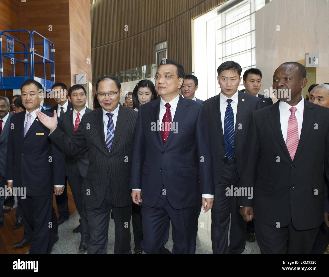 (140505) -- ADDIS ABEBA, 5. Mai 2014 (Xinhua) -- der chinesische Ministerpräsident Li Keqiang (C) besucht das Konferenzzentrum der Afrikanischen Union (AU) in Addis Abeba, Äthiopien, am 5. Mai 2014. Das AU Conference Center, dessen Bau von der chinesischen Regierung unterstützt wird, wurde hier am 28. Januar 2012 eingeweiht. (Xinhua/Wang YE) (yxb) ÄTHIOPIEN-CHINA-LI KEQIANG-AU KONFERENZZENTRUM-BESUCH PUBLICATIONxNOTxINxCHN Addis Abeba 5. Mai 2014 XINHUA chinesischer Ministerpräsident links Keqiang C besucht Au Konferenzzentrum der Afrikanischen Union in Addis Abeba Äthiopien 5. Mai 2014 das Au Konferenzzentrum, dessen Bau Sponsore IST Stockfoto