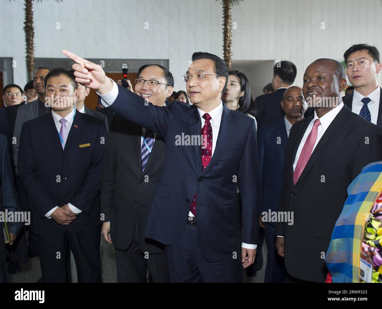 (140505) -- ADDIS ABEBA, 5. Mai 2014 (Xinhua) -- der chinesische Ministerpräsident Li Keqiang (C) besucht das Konferenzzentrum der Afrikanischen Union (AU) in Addis Abeba, Äthiopien, am 5. Mai 2014. Das AU Conference Center, dessen Bau von der chinesischen Regierung unterstützt wird, wurde hier am 28. Januar 2012 eingeweiht. (Xinhua/Wang YE) (yxb) ÄTHIOPIEN-CHINA-LI KEQIANG-AU KONFERENZZENTRUM-BESUCH PUBLICATIONxNOTxINxCHN Addis Abeba 5. Mai 2014 XINHUA chinesischer Ministerpräsident links Keqiang C besucht Au Konferenzzentrum der Afrikanischen Union in Addis Abeba Äthiopien 5. Mai 2014 das Au Konferenzzentrum, dessen Bau Sponsore IST Stockfoto