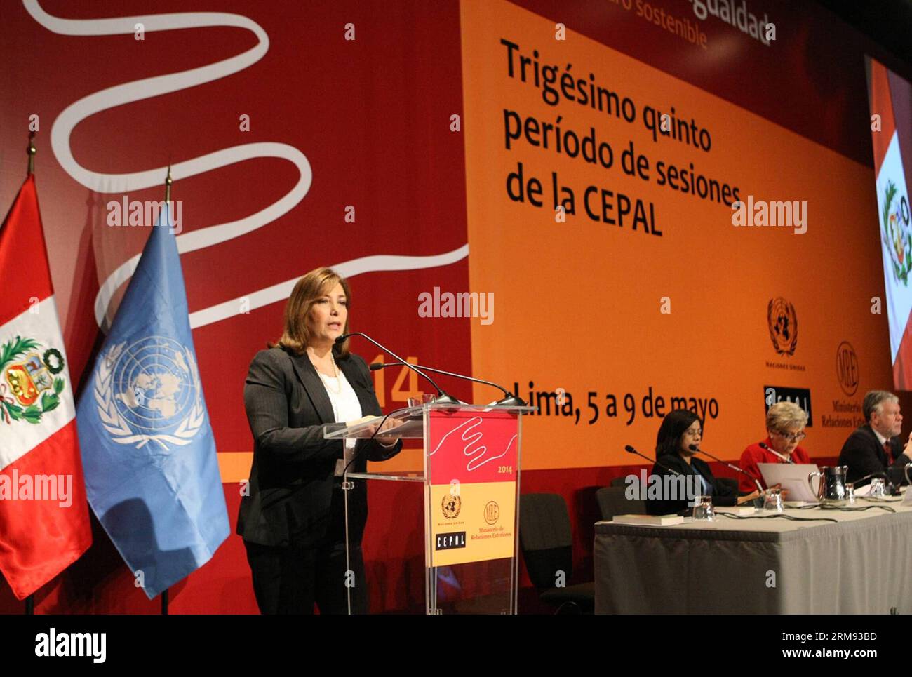 LIMA, 2014 (Xinhua) -- Peru s Foreign Minister Eda Rivas (L) delivers a speech during the opening ceremony of the 25th session of the Economic Commission for Latin America and the Caribbean (CEPAL), in Lima city, capital of Peru, on May 5, 2014. (Xinhua/Norman Cordova/ANDINA) PERU-LIMA-CEPAL-POLITICS-MEETING PUBLICATIONxNOTxINxCHN   Lima 2014 XINHUA Peru S Foreign Ministers Eda Rivas l delivers a Speech during The Opening Ceremony of The 25th Session of The Economic Commission for Latin America and The Caribbean  in Lima City Capital of Peru ON May 5 2014 XINHUA Norman Cordova Andina Peru Lima Stockfoto
