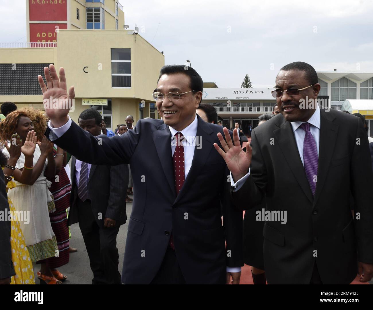 (140506) -- ADDIS ABEBA, 6. Mai 2014 (Xinhua) -- der chinesische Premier Li Keqiang (Front L) nimmt am 6. Mai 2014 an einer Abschiedszeremonie seines äthiopischen Amtskollegen Hailemariam Desalegn (Front R) in Addis Abeba (Äthiopien) Teil. Premierminister Li Keqiang schloss seinen Besuch in Äthiopien und dem Hauptquartier der Afrikanischen Union am Dienstag ab. (Xinhua/Li Xueren) (zkr) ÄTHIOPIEN-CHINA-LI KEQIANG-DEPARTURE PUBLICATIONxNOTxINxCHN Addis Abeba 6. Mai 2014 XINHUA chinesischer Premier links Keqiang l Front nimmt an einer Abschiedszeremonie Held von seiner äthiopischen Teil r Front in Addis Abeba Äthiopien 6. Mai 2014 Premier links Keqiang Con Teil Stockfoto