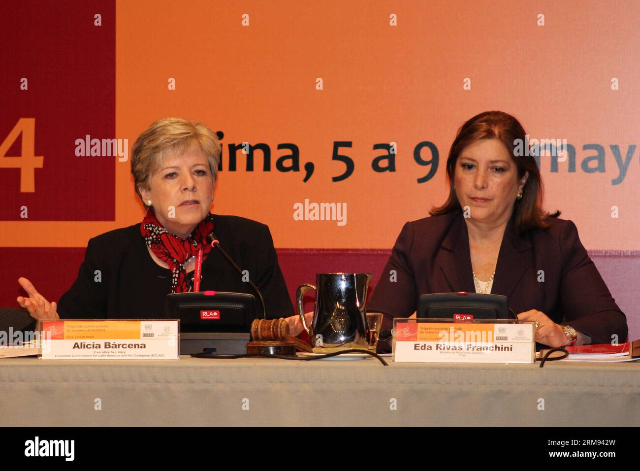 (140507) -- LIMA, 7. Mai 2014 (Xinhua) -- Alicia Barcena(L), Exekutivsekretärin der Wirtschaftskommission für Lateinamerika und die Karibik (CEPAL, für ihr Akronym in Spanisch), nimmt nach der Einweihungszeremonie der 25. Sitzung der CEPAL mit Perus Außenminister EDA Rivas (R) an einer Pressekonferenz Teil, im Distrikt San Isidro im Departamento Lima, Peru, am 6. Mai 2014. Bei den CEPAL-Sitzungen handelt es sich um Regierungskonferenzen, auf denen die wichtigsten Fragen für die wirtschaftliche und soziale Entwicklung der Länder der Region erörtert werden sollen. Die CEPAL-Sitzungen finden alle zwei Jahre statt Stockfoto