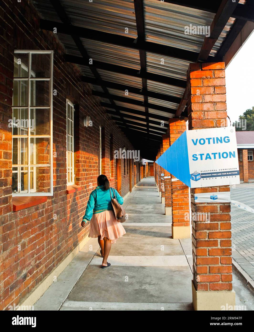 (140506) -- JOHANNESBURG, 6. Mai 2014 (Xinhua) -- Ein Bürger aus der Region geht während der Probe des Wahlverfahrens in Soweto, Johannesburg, Südafrika, am 6. Mai 2014 in einer Wahlstation der Orlando West High School spazieren. Nach Angaben der unabhängigen Wahlkommission Südafrikas (IEC) haben sich mehr als 25 Millionen für die Parlamentswahlen am Mittwoch registriert. (Xinhua/Li Jing) SÜDAFRIKA-JOHANNESBURG-ALLGEMEINE WAHLVORBEREITUNG PUBLICATIONxNOTxINxCHN Johannesburg 6. Mai 2014 XINHUA ein lokaler Bürger spaziert während des in einer Wahlstation in der Orlando WEST High School Stockfoto