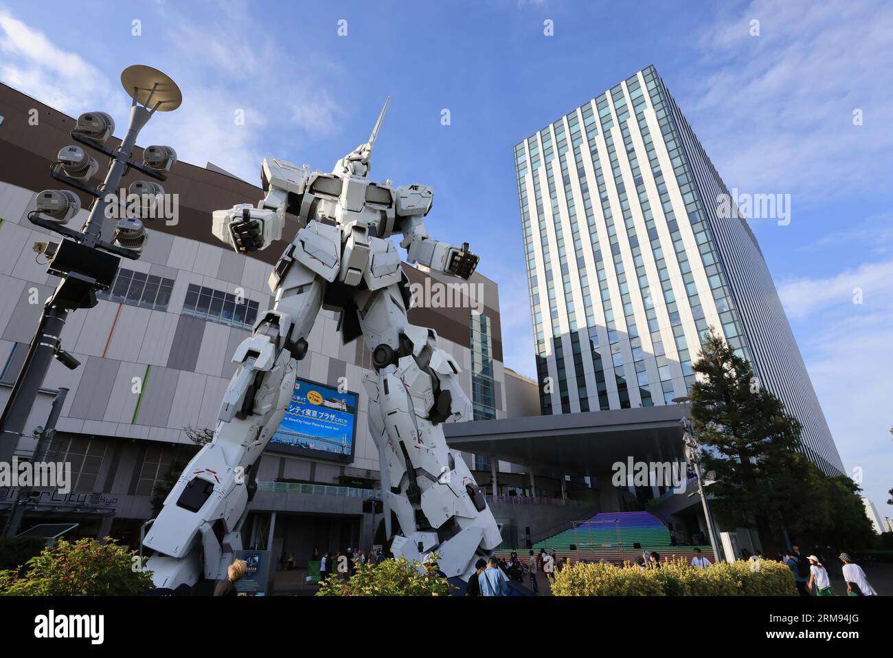 Tokio 5. Mai 2023: RX-0 Unicorn Gundam-Statue vor Odaibas DiverCity Tokyo Plaza im Odaiba Seaside Park Stockfoto