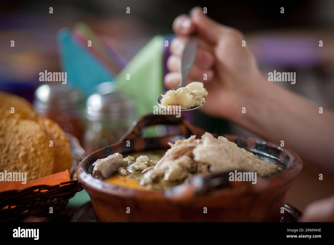 (140507) -- MEXIKO-STADT, 7. Mai 2014 (Xinhua) -- Eine Frau schmeckt eine Portion Pozole (Maissuppe) im Pozoleria Tixtla Restaurant, in Mexiko-STADT, Hauptstadt von Mexiko, am 7. Mai 2014. Das Pozole ist ein traditionelles Gericht, das unter anderem in den bundesstaaten Guerrero, Michoacan, Jalisco, Nayarit und Sinaloa zubereitet wird. Der Ursprung geht auf die vorhispanische Zeit zurück. Unter den verschiedenen Rezepten zur Zubereitung von Pozole hat der Guerrero-Staat die Besonderheit, grün zu sein, da er mit einer Mischung aus traditioneller Maulwurfsauce grüner Farbe, Chicharron (Schweineschleife), Sardine und rohem Ei zubereitet wird (Xinhua/Pedro Me) Stockfoto