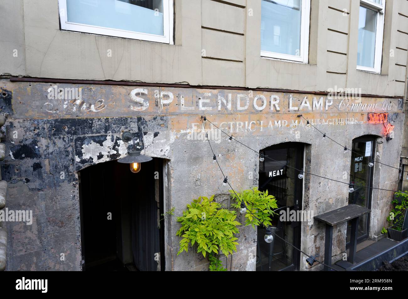 Spolendor Lamp Company Geisterschild über dem Meat Bar Restaurant, West Regent Street, Glasgow, Schottland, Vereinigtes Königreich, Europa Stockfoto