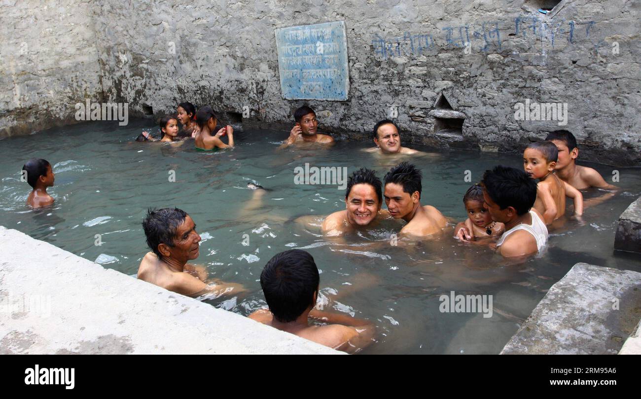 (140508) -- JUMLA, 7. Mai 2014 (Xinhua) -- Menschen baden am Tatopani (heißes Wasser) Teich in Jumla von Karnali, Nepal, 7. Mai 2014. Es wird angenommen, dass Krankheiten nach dem Baden in diesem Teich geheilt werden. (Xinhua/Sunil Sharma) PUBLICATIONxNOTxINxCHN 7. Mai 2014 XINHUA Prominente Bad AM Tatopani Hot Water Pond in Nepal 7. Mai 2014 ES wird angenommen, dass Thatcher-Krankheiten geheilt werden, nachdem SIE in diesem Teich eingenommen haben XINHUA Sunil Sharma PUBLATIONxNOTxINxCHN Stockfoto