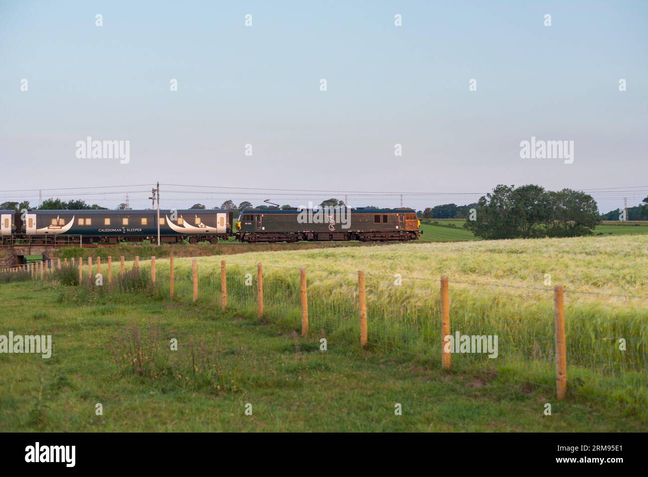 2350 London Euston - Glasgow und Edinburgh Tiefland Serco Caledonian Sleeper Zug auf der West Coast Main Line in Cumbria früh auf einem Mitte Sommer morgen Stockfoto