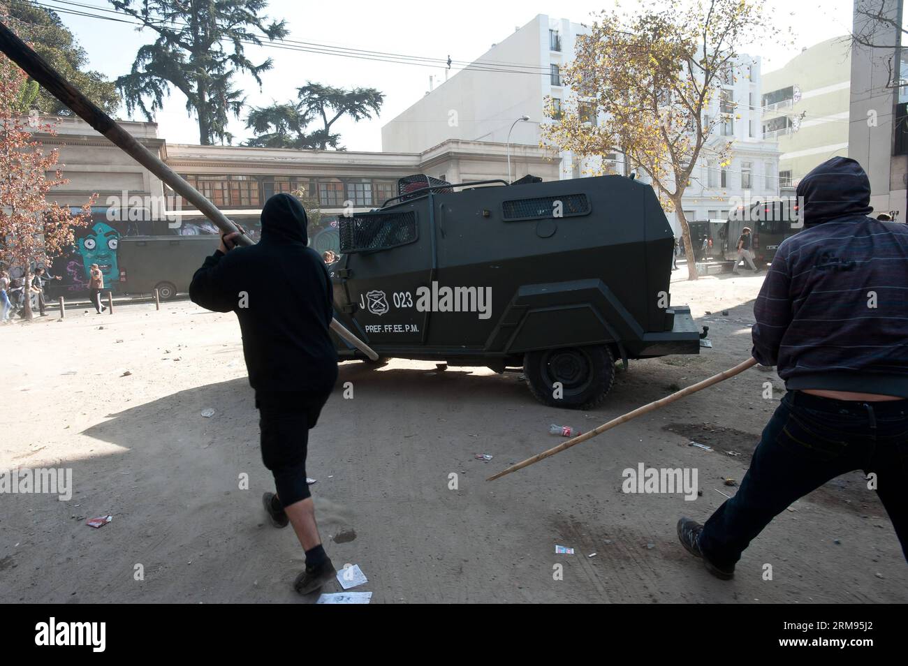 Students clash with anti-riot policemen during a demonstration, in Santiago, capital of Chile, on May 8, 2014. Students demanded their direct participation in the Education Reform, according to the local press. (Xinhua/Jorge Villegas) (ql) CHILE-SANTIAGO-SOCIETY-DEMONSTRATION PUBLICATIONxNOTxINxCHN Students Clash With Anti Riot Policemen during a Demonstration in Santiago Capital of Chile ON May 8 2014 Students demanded their Direct participation in The Education Reform According to The Local Press XINHUA Jorge Villegas QL Chile Santiago Society Demonstration PUBLICATIONxNOTxINxCHN Stockfoto