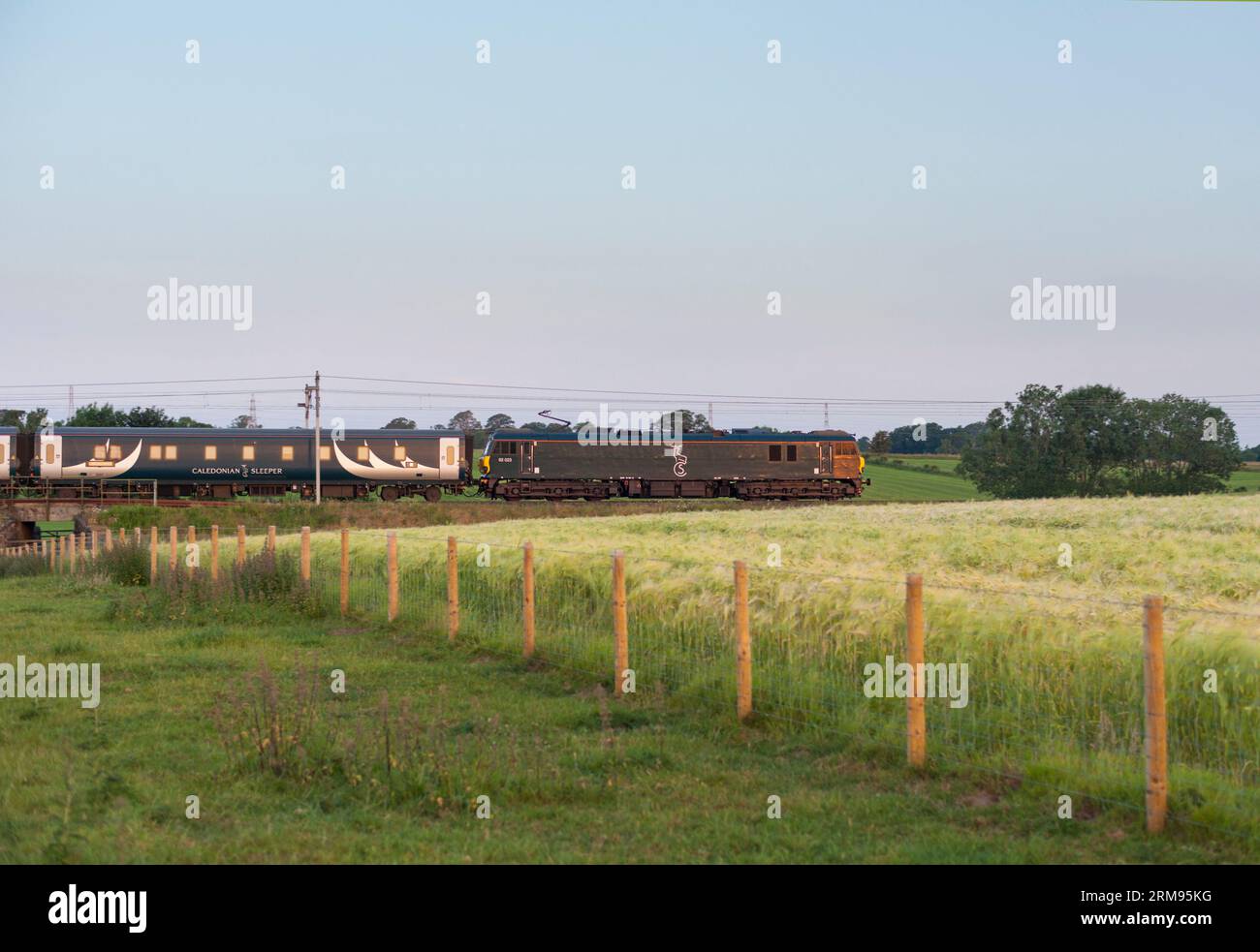 2350 London Euston - Glasgow und Edinburgh Tiefland Serco Caledonian Sleeper Zug auf der West Coast Main Line in Cumbria früh auf einem Mitte Sommer morgen Stockfoto