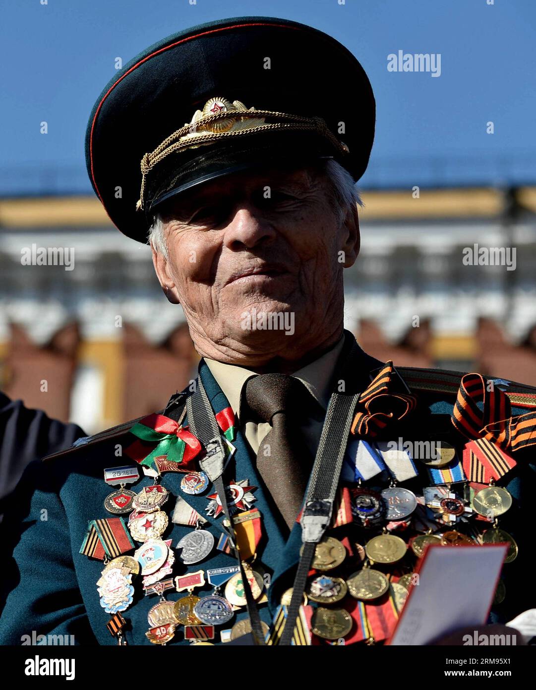 (140509) -- MOSKAU, 9. Mai 2014 (Xinhua) -- Ein russischer Veteran nimmt an der Siegesparade zum 69. Jahrestag der Niederlage Deutschlands im Zweiten Weltkrieg am 9. Mai 2014 auf dem Roten Platz in Moskau Teil. Der russische Präsident Wladimir Putin sagte, dass der Tag des Sieges am Freitag ein Symbol für den Triumph des russischen Volkes gegen den Nationalsozialismus sei und der 9. Mai immer der größte Feiertag des Landes sein werde. (Xinhua/Jia Yuchen) (cy) RUSSLAND-MOSKAU-SIEGESPARADE PUBLICATIONxNOTxINxCHN Moskau 9. Mai 2014 XINHUA ein russischer Veteran nimmt an der Siegesparade zum 69. Jahrestag der Niederlage Nazi-Deutschlands im Zweiten Weltkrieg in Mos Teil Stockfoto