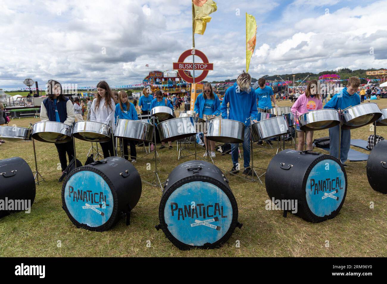 CarFest, Laverstoke Park Farm, Hampshire, Großbritannien. 27. August 2023. CarFest wurde von Chris Evans gegründet und ist das größte Familienfestival in Großbritannien. Quelle: Julian Kemp/Alamy Live News Stockfoto