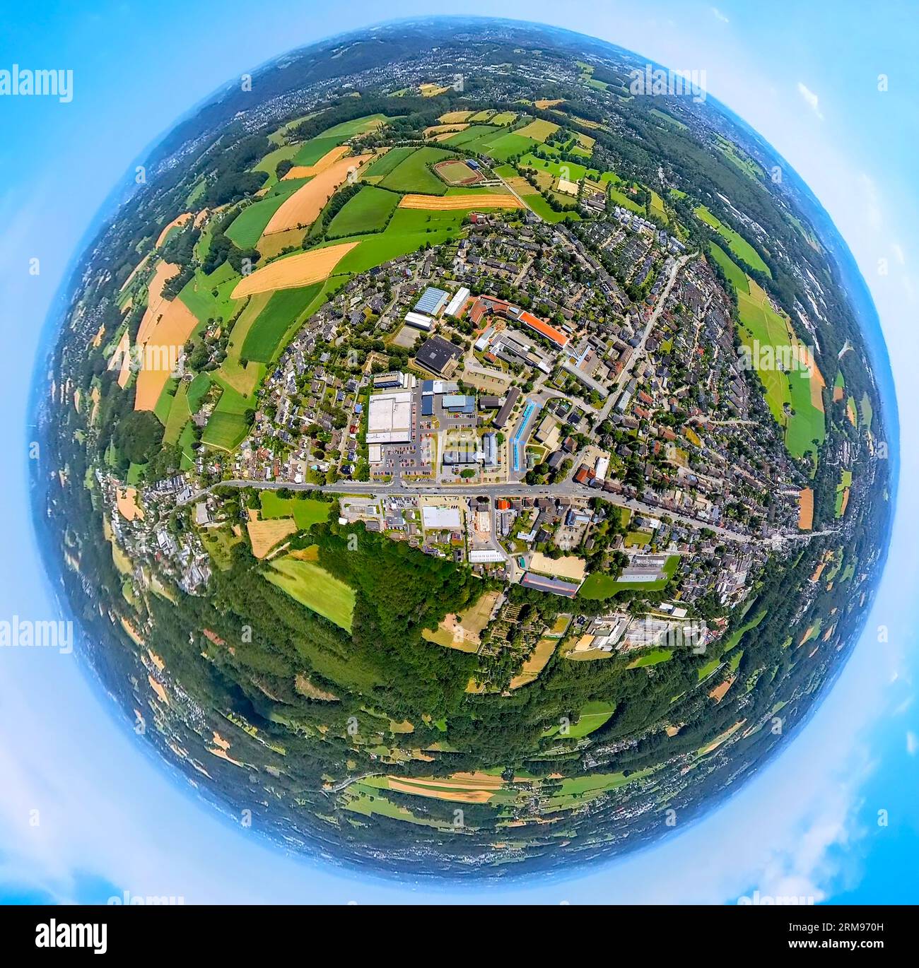 Luftaufnahme, Stadtteil Hasslinghausen, Mittelstraße und Busbahnhof, Globus, Fischaugenfoto, 360-Grad-Foto, winzige Welt, Haßlinghausen, Sproc Stockfoto
