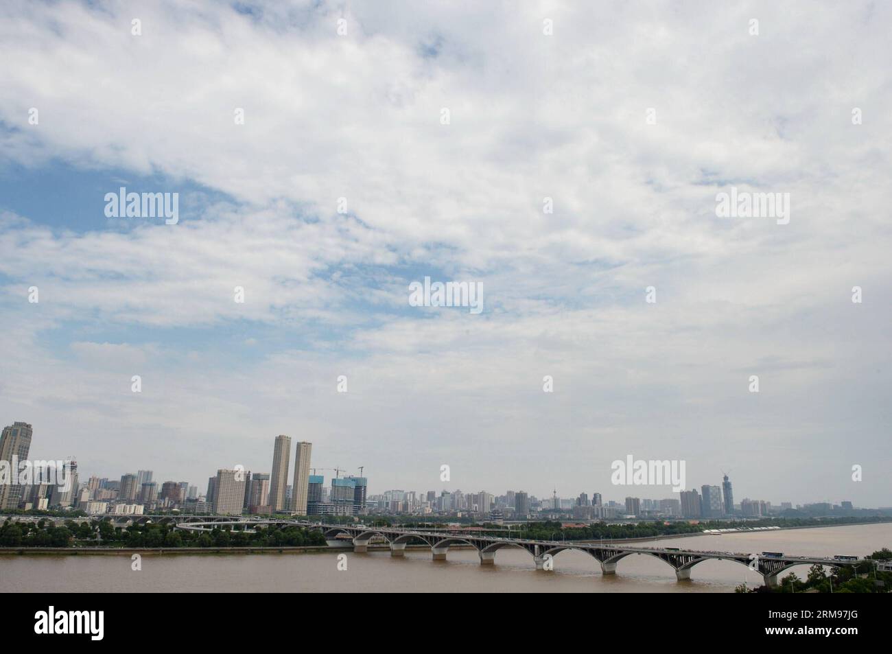 (140511) -- CHANGSHA , May 11, 2014 (Xinhua) --Photo taken on May 11, 2014 shows the fine weather after rain near the Orange Isle in Changsha, capital of central China s Hunan Province. (Xinhua/Long Hongtao) (zwy) CHINA-CHANGSHA-FINE WEATHER-AFTER RAIN(CN) PUBLICATIONxNOTxINxCHN Changsha May 11 2014 XINHUA Photo Taken ON May 11 2014 Shows The Fine Weather After Rain Near The Orange Isle in Changsha Capital of Central China S Hunan Province XINHUA Long Hongtao China Changsha Fine Weather After Rain CN PUBLICATIONxNOTxINxCHN Stockfoto
