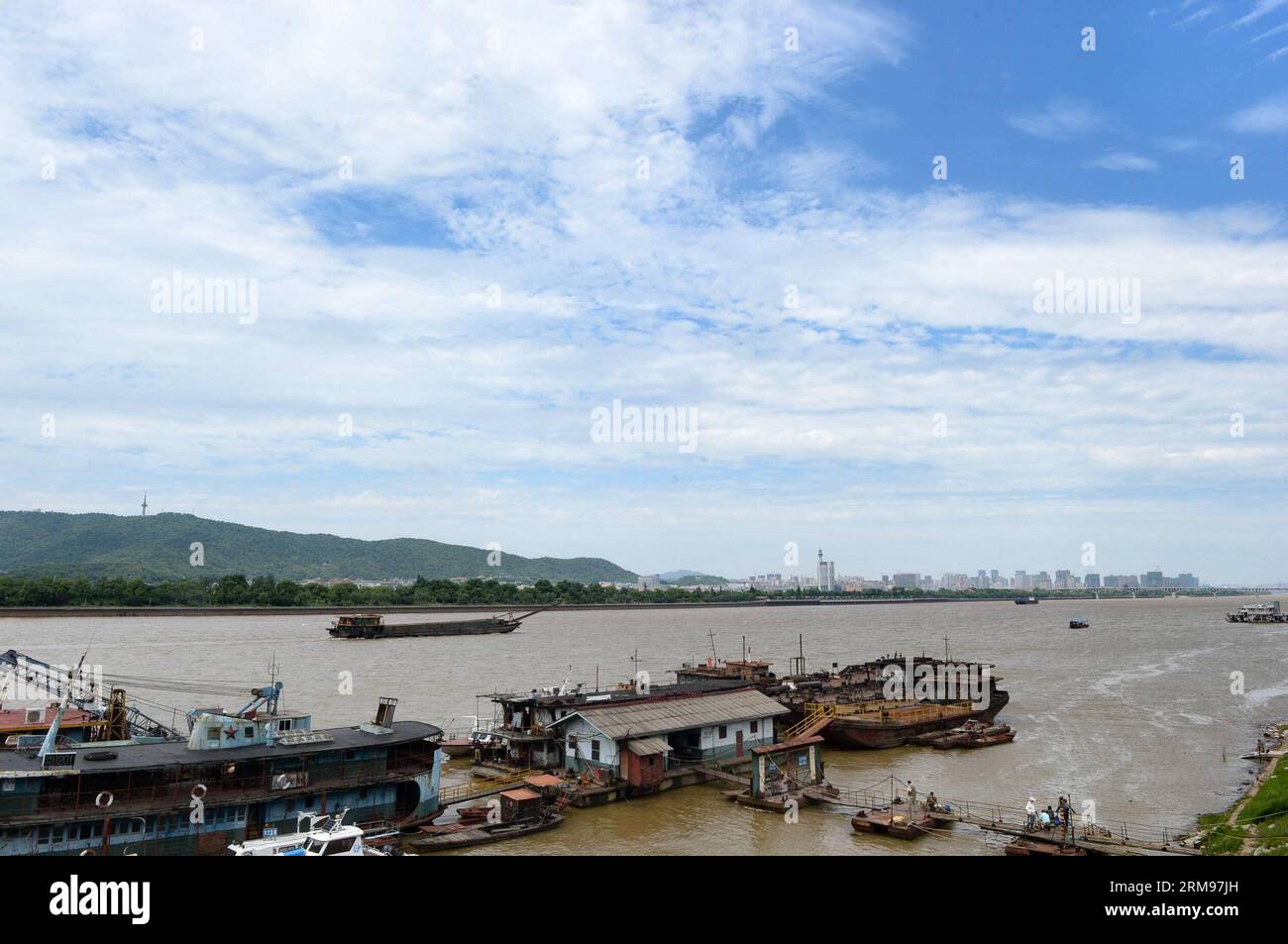 (140511) -- CHANGSHA , May 11, 2014 (Xinhua) --Photo taken on May 11, 2014 shows the fine weather after rain near the Orange Isle in Changsha, capital of central China s Hunan Province. (Xinhua/Long Hongtao) (zwy) CHINA-CHANGSHA-FINE WEATHER-AFTER RAIN(CN) PUBLICATIONxNOTxINxCHN Changsha May 11 2014 XINHUA Photo Taken ON May 11 2014 Shows The Fine Weather After Rain Near The Orange Isle in Changsha Capital of Central China S Hunan Province XINHUA Long Hongtao China Changsha Fine Weather After Rain CN PUBLICATIONxNOTxINxCHN Stockfoto