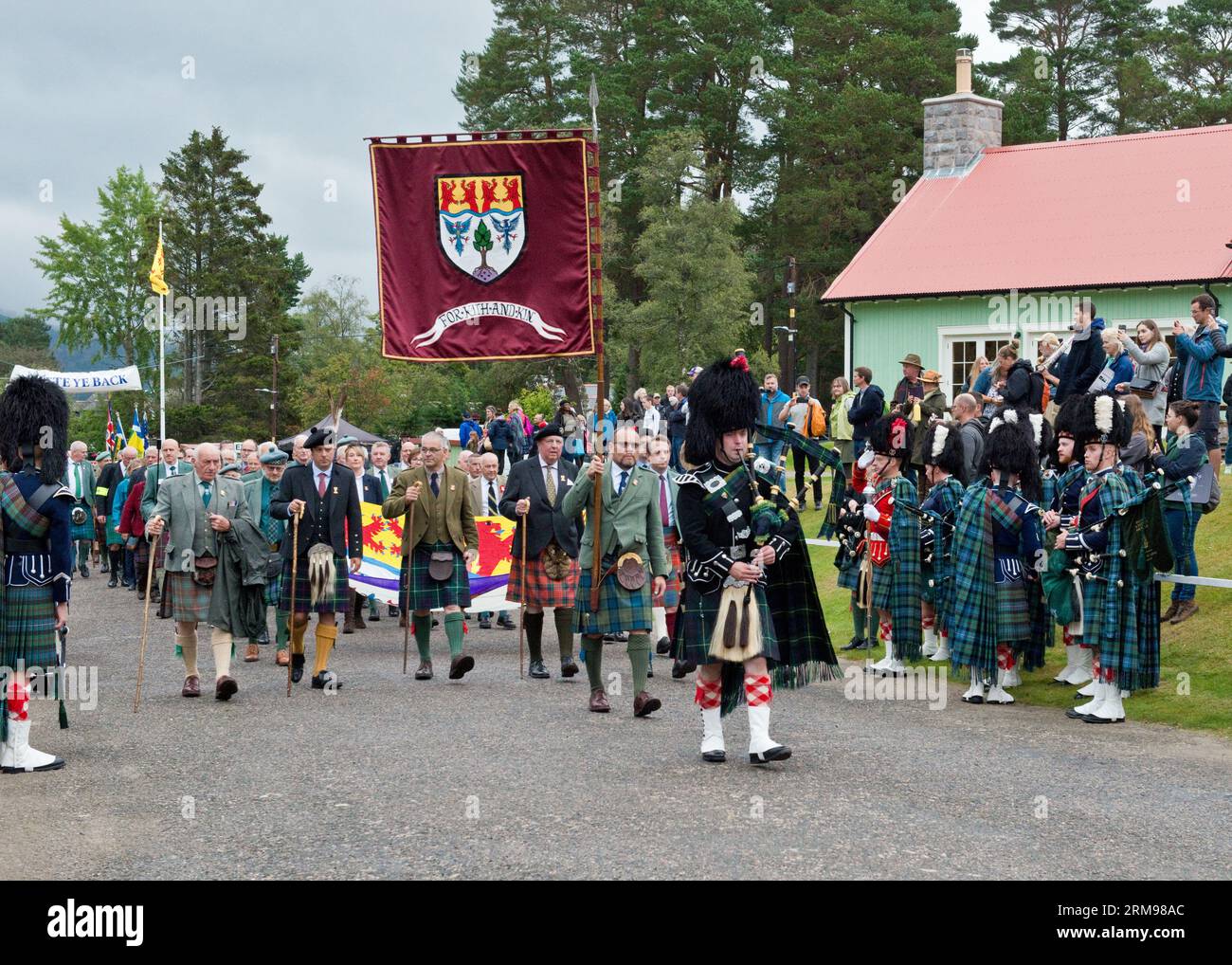 Offizielle Eröffnung mit der Marching Band der Braemar Gathering, Highland Games, Scottish Highlands Stockfoto