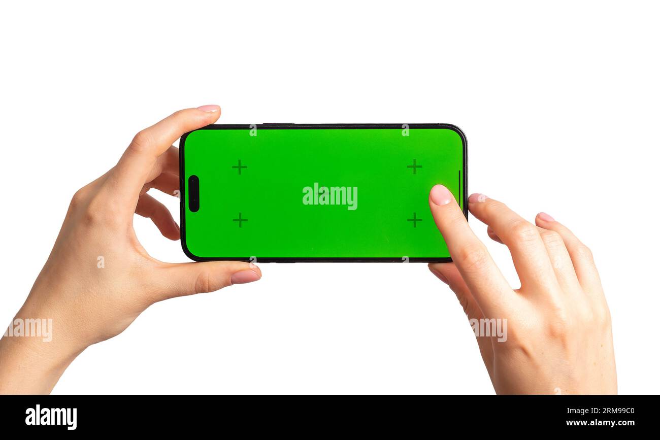 Klicken Sie mit dem Finger auf die grüne Bildschirmschaltfläche des Mobiltelefons, um horizontales Video aufzunehmen. Hand hält Smartphone horizontal, isoliert auf weißem Hintergrund Stockfoto