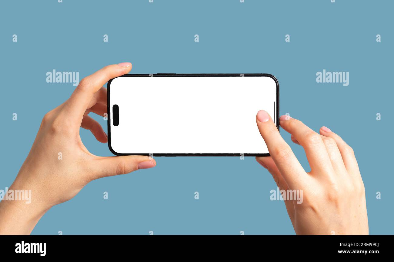 Klicken Sie mit dem Finger auf den Bildschirm des Mobiltelefons, um horizontales Video aufzunehmen. Hand hält Smartphone horizontal. Stockfoto
