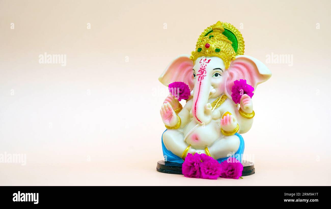 Hindugott Ganesha-Skluptur auf rosafarbenem Hintergrund. Feiern Sie das Lord Ganesha Festival, Ganesh chaturthi Stockfoto