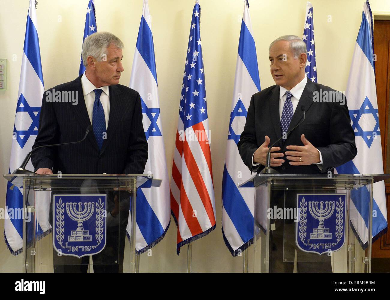 (140516) -- JERUSALEM, 16. Mai 2014 (Xinhua) -- der israelische Premierminister Benjamin Netanyahu (R) und der Besuch des US-Verteidigungsministers Chuck Hagel nahmen am 16. Mai 2014 an einer Pressekonferenz im Büro des Ministerpräsidenten in Jerusalem Teil. Israel ist nicht überrascht von einem UN-Bericht, in dem behauptet wird, dass der Iran ballistische Raketenfähigkeiten nutzt, sagte der israelische Premierminister Benjamin Netanjahu am Freitag dem US-Verteidigungsminister Chuck Hagel. (Xinhua/GPO/Haim Zach) -ISRAEL OUT- MIDEAST-JERUALEM-DIPLOMACY-ISRAEL-US-CHUCK HAGEL PUBLICATIONxNOTxINxCHN Jerusalem 16. Mai 2014 XINHUA israelischer Premierminister Ben Stockfoto