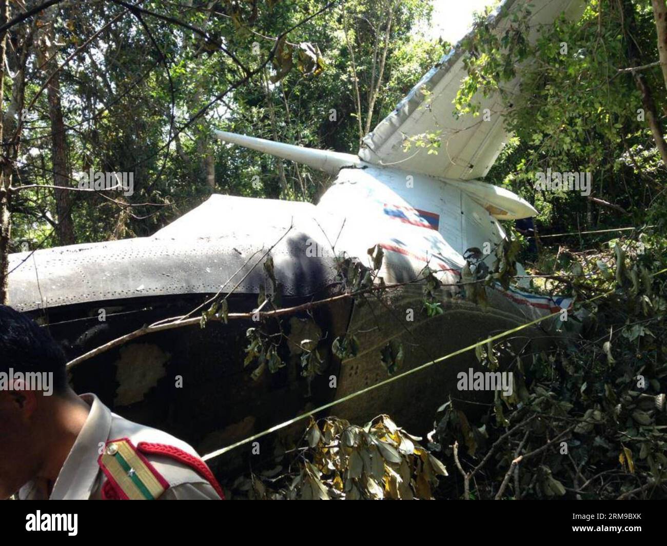 (140517) -- XIENG KHOUANG, 17. Mai 2014 (Xinhua) -- Foto vom 17. Mai 2014 zeigt die Trümmer eines abgestürzten Flugzeugs in der nordöstlichen Provinz Laos von Xieng Khouang. Mindestens fünf Personen wurden tot und drei weitere am Leben bestätigt, nachdem das Flugzeug AN-74TK300 mit hochrangigen Beamten, darunter Verteidigungsminister und öffentliche Sicherheit, und Bürgermeister von Vientiane, am Samstag im Dorf Nadee im Bezirk PAEK der Provinz Xieng Khouang abgestürzt war. (Xinhua/KPL) LAOS-XIENG KHOUANG-AIR CRASH PUBLICATIONxNOTxINxCHN Xieng Khouang 17. Mai 2014 XINHUA Foto vom 17. Mai 2014 zeigt Trümmer einer abgestürzten Aircr Stockfoto