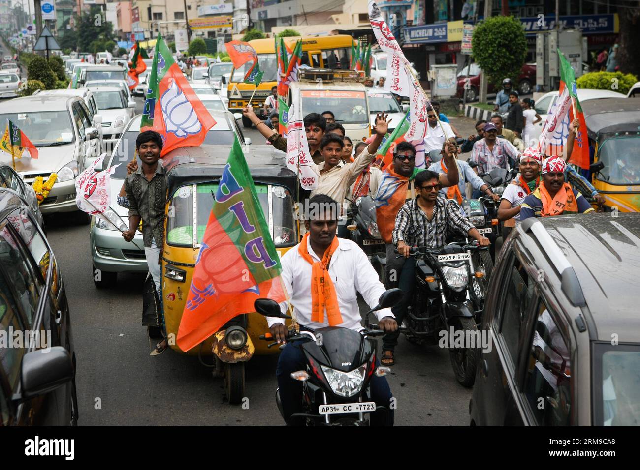 (140517) -- VISAKHAPATNAM, 17. Mai 2014 (Xinhua) -- Unterstützer der indischen Hauptoppositionspartei Bharatiya Janata Party (BJP) und ihrer Verbündeten feiern während einer Parade in Visakhapatnam von Andra Pradesh, Indien, 17. Mai 2014. BJP Friday schuf Geschichte, indem er die allgemeinen Wahlen durch einen Erdrutsch gewann, den lautesten Sieg aller Parteien in den letzten 30 Jahren, der die regierende Kongresspartei unter der Führung der Nehru-Gandhi-Dynastie dezimierte. (Xinhua/Zheng Huansong) INDIA-VISAKHAPATNAM-BJP-CELEBRATION PUBLICATIONxNOTxINxCHN 17. Mai 2014 XINHUA Anhänger der indischen Hauptopposition Bharatiya Janata Party BJP und ihrer Cele Stockfoto