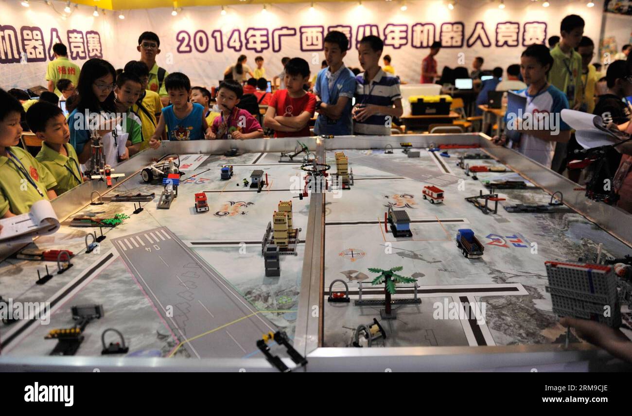 Junge Studenten nehmen am 17. Mai 2014 an einem Roboterwettbewerb in Nanning Teil, der Hauptstadt der südchinesischen autonomen Region Guangxi Zhuang. Mehr als 600 Teenager nahmen am Samstag am Roboterwettbewerb Teil. (Xinhua/Yu Xiangquan) (ry) CHINA-GUANGXI-NANNING-ROBOTERWETTBEWERB (CN) PUBLICATIONxNOTxINxCHN Junge Studenten nehmen an einem ROBOTERWETTBEWERB in der Hauptstadt Nanning in Südchina S Guangxi Zhuang Autonomous Region 17. Mai 2014 Teil mehr als 600 Teenager nahmen AM Roboterwettbewerb Teil, der AM Samstag begann XINHUA Yu Xiangquan Ranning China Nanning Robot Contest KN-BÜNDELBEWAHREN xNOTxINxCHN Stockfoto