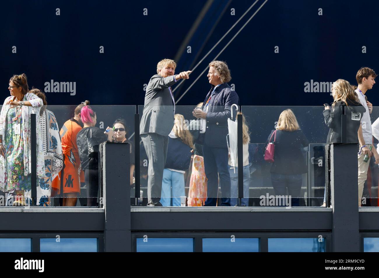 ZANDVOORT – König Willem Alexander (L) zusammen mit dem Geiger Andre Rieu während des F1 Grand Prix der Niederlande auf dem Circuit Zandvoort am 27. August 2023 in Zandvoort, Niederlande. ANP KOEN VAN WEEL Stockfoto