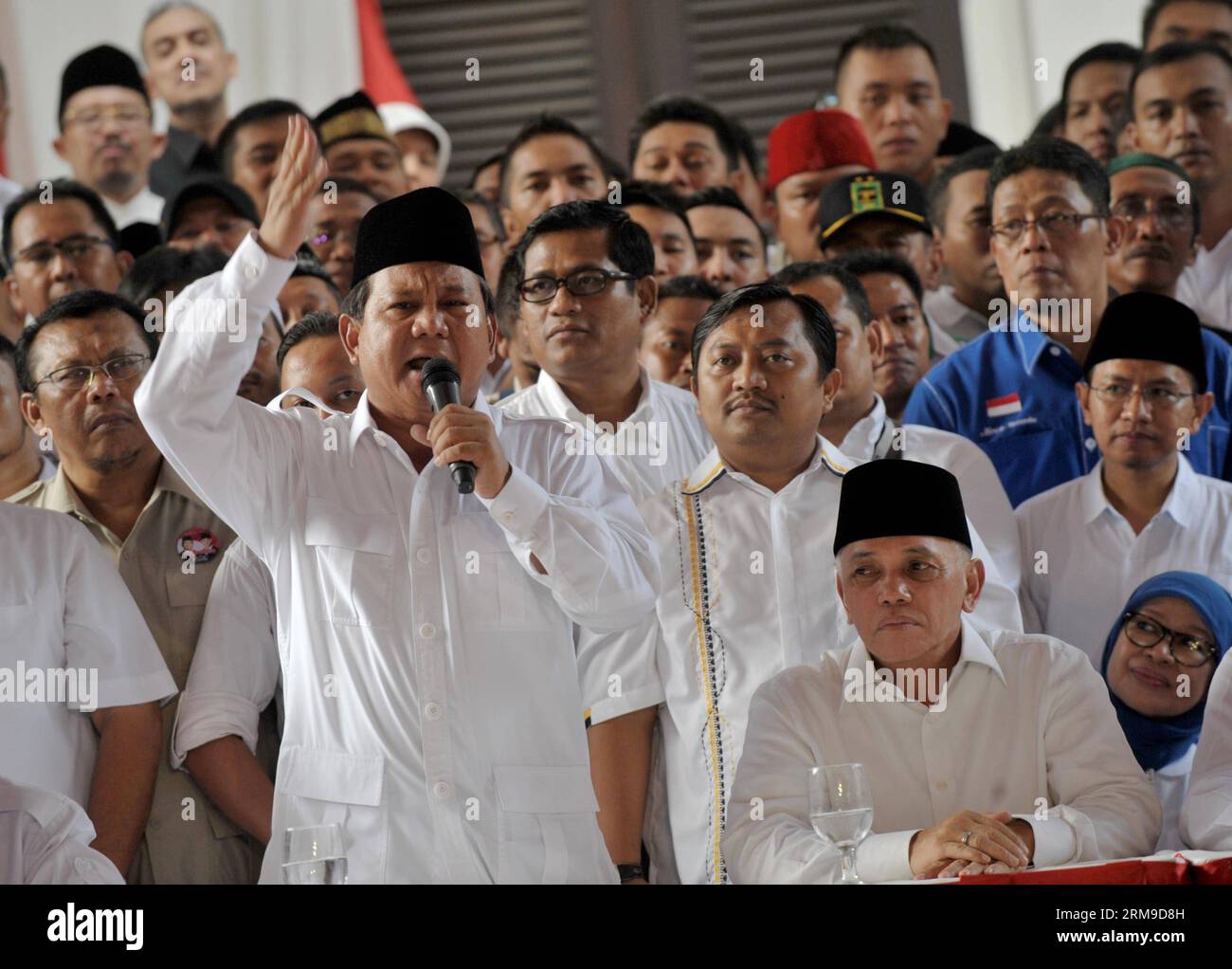 (140519) -- JAKARTA, 19. Mai 2014 (Xinhua) -- indonesischer Präsidentschaftskandidat Prabowo Subianto (L, Front), neben seiner Laufkollegin Hatta Rajasa (R, Front), spricht während der Erklärung ihrer Kandidatur für die Präsidentschaftswahl in Jakarta, Indonesien, 19. Mai 2014, mit Unterstützern. (Xinhua/Agung Kuncahya B.)(bxq) INDONESIEN-JAKARTA-PRÄSIDENTSCHAFTSKANDIDATEN PUBLICATIONxNOTxINxCHN Jakarta 19. Mai 2014 XINHUA indonesischer Präsidentschaftskandidat Prabowo l Front Neben seinem AMTIERENDEN Mate Hatta r Front spricht er während der Erklärung ihrer Kandidatur für die PRÄSIDENTSCHAFTSWAHL in mit Unterstützern Stockfoto