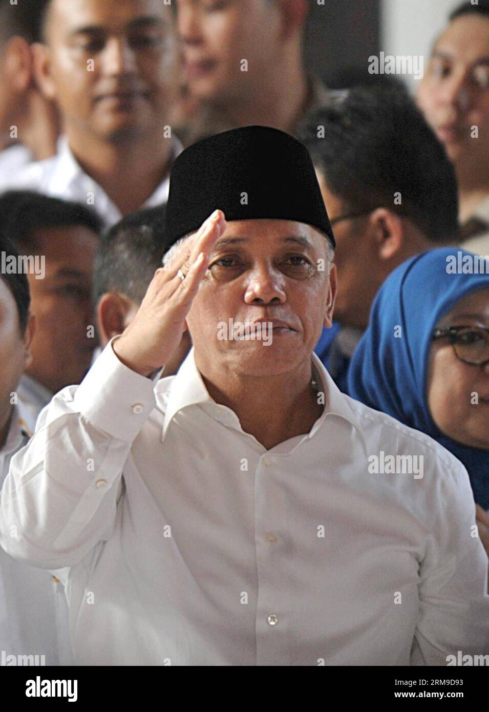 (140519) -- JAKARTA, May 19, 2014 (Xinhua) -- Indonesian vice presidential candidate Hatta Rajasa waves to supporters during the declaration of his candidacy for the presidential election, in Jakarta, Indonesia, May 19, 2014. (Xinhua/Agung Kuncahya B.)(bxq) INDONESIA-JAKARTA-PRESIDENTIAL CANDIDATES PUBLICATIONxNOTxINxCHN Jakarta May 19 2014 XINHUA Indonesian Vice Presidential Candidate Hatta Waves to Supporters during The Declaration of His candidacy for The Presidential ELECTION in Jakarta Indonesia May 19 2014 XINHUA Agung Kuncahya B Indonesia Jakarta Presidential Candidates PUBLICATIONx Stockfoto