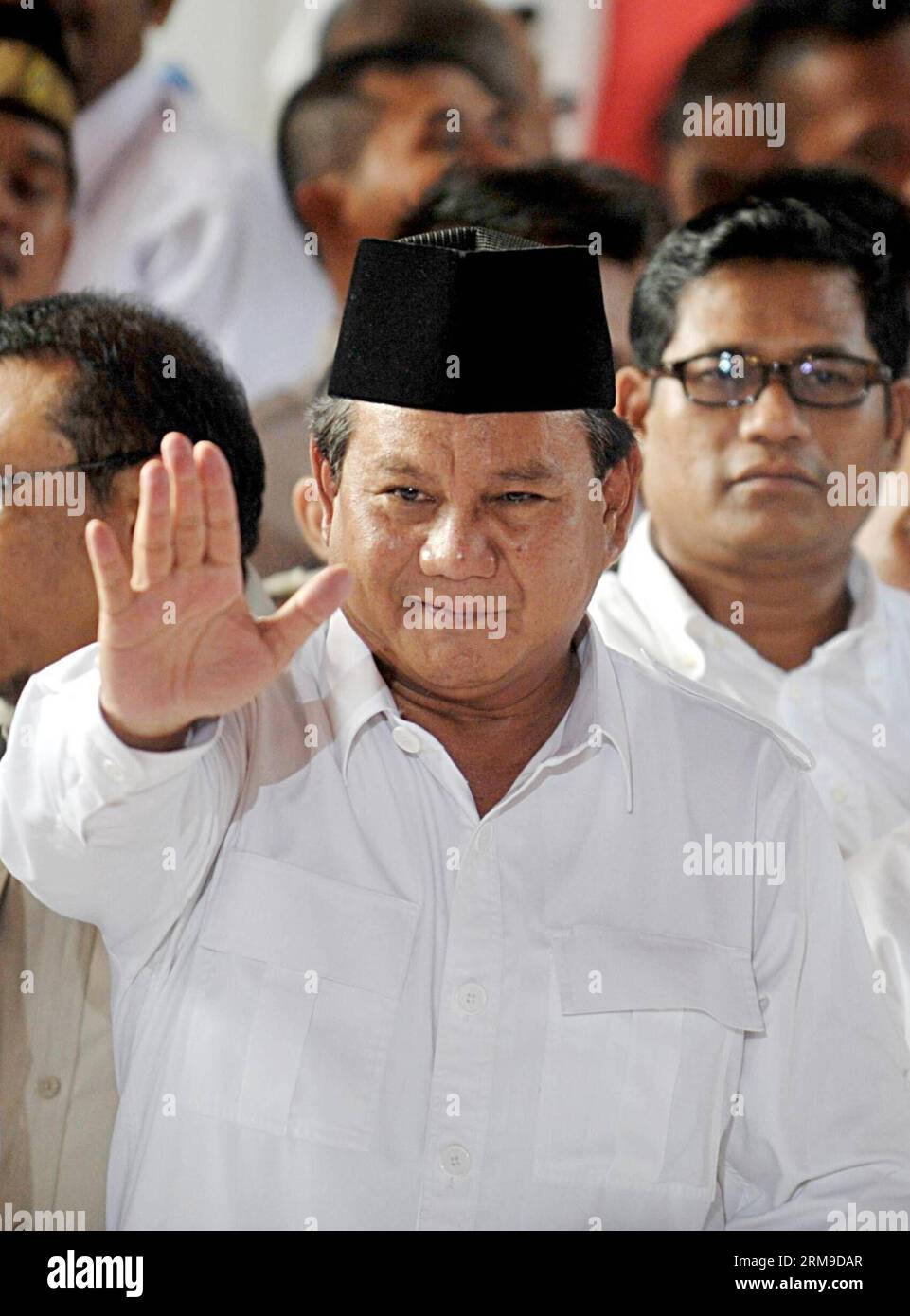 (140519) -- JAKARTA, May 19, 2014 (Xinhua) -- Indonesian presidential candidate Prabowo Subianto (C) waves to supporters during the declaration of his candidacy for the country s presidential election, in Jakarta, Indonesia, May 19, 2014. (Xinhua/Agung Kuncahya B.)(bxq) INDONESIA-JAKARTA-PRESIDENTIAL CANDIDATES PUBLICATIONxNOTxINxCHN Jakarta May 19 2014 XINHUA Indonesian Presidential Candidate Prabowo C Waves to Supporters during The Declaration of His candidacy for The Country S Presidential ELECTION in Jakarta Indonesia May 19 2014 XINHUA Agung Kuncahya B Indonesia Jakarta Presidential C Stockfoto