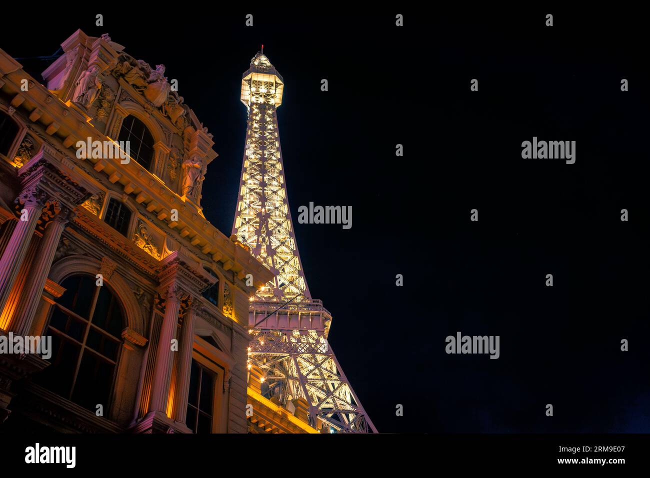 Halten Sie die Essenz des Nachtlebens von Las Vegas mit dieser atemberaubenden Langzeitaufnahme des Paris Las Vegas Eiffelturms fest. Die funkelnden Lichter des Mon Stockfoto