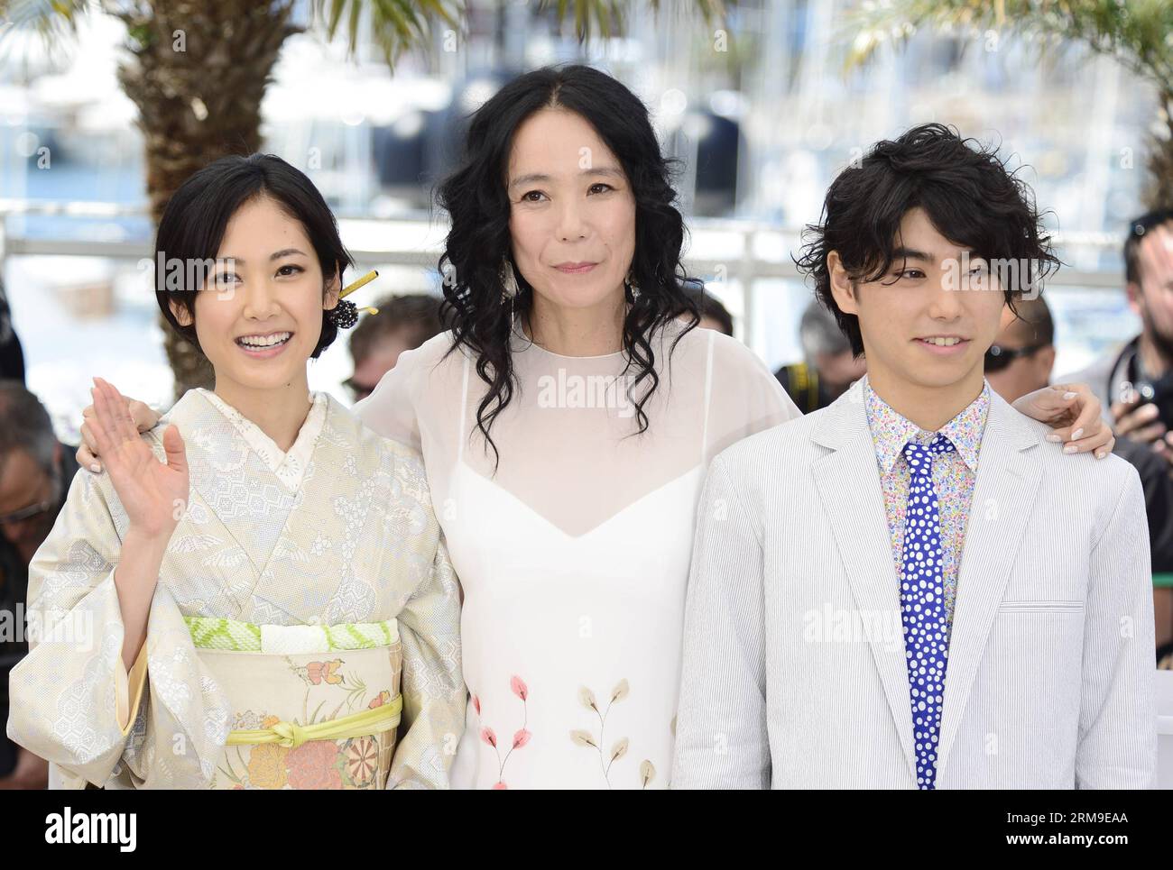 (140520) -- CANNES, 20. Mai 2014 (Xinhua) -- japanische Schauspielerin Jun Yoshinaga (L), Regisseurin Naomi Kawase (C) und Schauspieler Nijiro Murakami posieren während des Fotobesuchs von Futatsume No Mado auf dem 67. Filmfestival von Cannes, Frankreich, 20. Mai 2014. Der Film wird im offiziellen Wettbewerb des Festivals vom 14. Bis 25. Mai gezeigt. (Xinhua/YE Pingfan) FRANCE-CANNES-FILM FESTIVAL-FUTATSUME NO MADO-PHOTO CALL PUBLICATIONxNOTxINxCHN Stockfoto