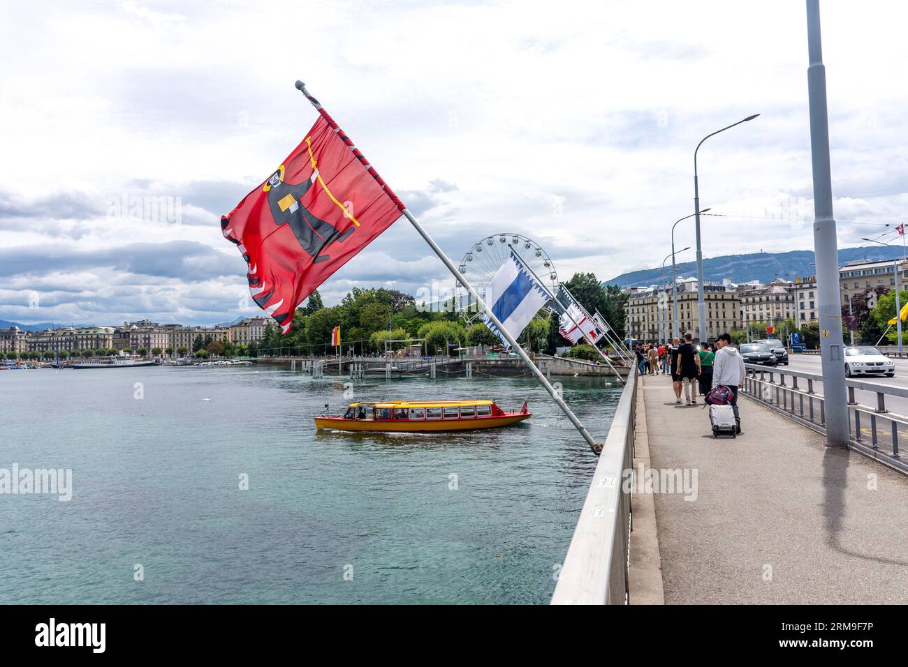 Mouette-Wasserbus (Mouette Genevoises), der unter dem Pont du Mont-Blanc (Mont-Blanc-Brücke), Genf (Genève), Kanton Genf, Schweiz, fährt Stockfoto