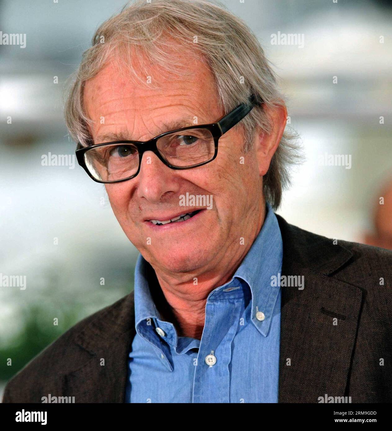 (140522) -- CANNES, 22. Mai 2014 (Xinhua) -- der britische Regisseur Ken Loach kommt für die Vorführung von Jimmy's Hall während der 67. Filmfestspiele von Cannes in Cannes, 22. Mai 2014. Der Film wird im offiziellen Wettbewerb des Festivals vom 14. Bis 25. Mai gezeigt. (Xinhua/Chen Xiaowei) FRANCE-CANNES-FILM FESTIVAL-JIMMYS HALL-SCREENING PUBLICATIONxNOTxINxCHN Cannes 22. Mai 2014 XINHUA der britische Regisseur Ken Loach kommt zur Vorführung von Jimmy S Hall während des 67. Cannes Film Festivals in Cannes von Frankreich 22. Mai 2014 der Film WIRD im offiziellen Wettbewerb von T präsentiert Stockfoto