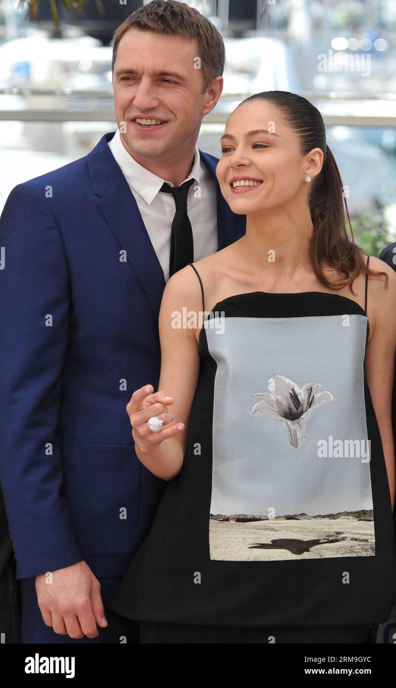 Der russische Schauspieler Wladimir Vdovichenkov (L) und die Schauspielerin Elena Lyadova posieren für Fotos während eines Fotogesprächs für den Film Leviathan auf den 67. Filmfestspielen in Cannes, Frankreich, 23. Mai 2014. (Xinhua/Chen Xiaowei) FRANCE-CANNES-FILM FESTIVAL-LEVIATHAN PUBLICATIONxNOTxINxCHN der russische Schauspieler Vladimir Vdovichenkov l und die Schauspielerin Elena Lyadova posieren für Fotos während eines Fotoaufrufs für den Film Leviathan AUF dem 67. Cannes Film Festival in Cannes Frankreich 23. Mai 2014 XINHUA Chen Xiaoawei France PUxBLINN Stockfoto