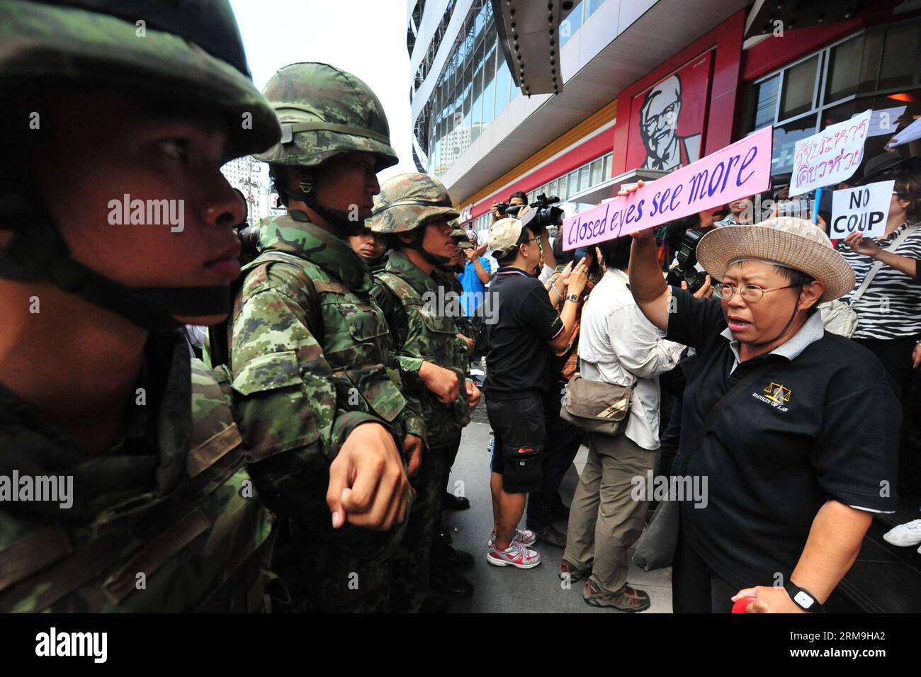 (140524) -- BANGKOK, 24. Mai 2014 (Xinhua) -- Menschen nehmen an einem Anti-Coup-Protest vor einem Einkaufszentrum in Bangkok, Thailand, 24. Mai 2014 Teil. Das thailändische Militär hat am Donnerstag einen Staatsstreich durchgeführt, um eine gewählte Regierung und ein gewähltes parlament zu stürzen und die Verfassung nach Monaten eines ungelösten politischen Konflikts abzuschaffen. (Xinhua/Rachen Sageamsak)(zhf) THAILAND-BANGKOK-PROTEST-Anti-COUP PUBLICATIONxNOTxINxCHN Bangkok 24. Mai 2014 XINHUA-Proteste vor einem Einkaufszentrum in Bangkok Thai-Land 24. Mai 2014 das thailändische Militär hat AM Donnerstag einen Putsch D ETA durchgeführt Stockfoto