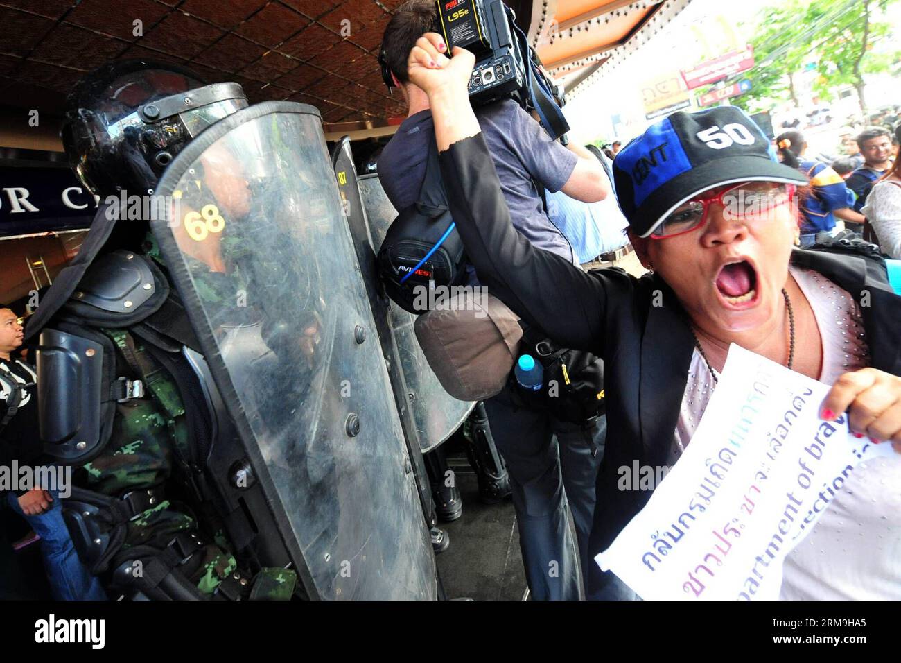 (140524) -- BANGKOK, 24. Mai 2014 (Xinhua) -- Menschen nehmen an einem Anti-Coup-Protest vor einem Einkaufszentrum in Bangkok, Thailand, 24. Mai 2014 Teil. Das thailändische Militär hat am Donnerstag einen Staatsstreich durchgeführt, um eine gewählte Regierung und ein gewähltes parlament zu stürzen und die Verfassung nach Monaten eines ungelösten politischen Konflikts abzuschaffen. (Xinhua/Rachen Sageamsak)(zhf) THAILAND-BANGKOK-PROTEST-Anti-COUP PUBLICATIONxNOTxINxCHN Bangkok 24. Mai 2014 XINHUA-Proteste vor einem Einkaufszentrum in Bangkok Thai-Land 24. Mai 2014 das thailändische Militär hat AM Donnerstag einen Putsch D ETA durchgeführt Stockfoto