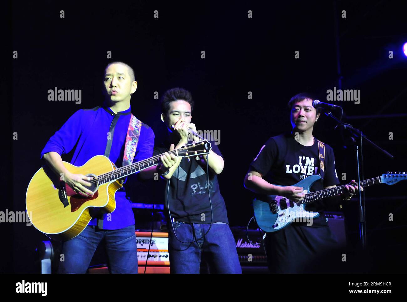 Balladen-Sängerin Hao Yun (1. L) spielt während We Can We Up! , Eine landesweite Konzerttour mit aufstrebenden Bands und Sängern, am Beijing Workers Gymnasium in Peking, Hauptstadt von China, 23. Mai 2014. (Xinhua/Xiao Xiao) (lmm) CHINA-PEKING-POP-MUSIK - WIR KÖNNEN AUFMACHEN! - KONZERTTOUR (CN) PUBLICATIONxNOTxINxCHN BALLADE Singer Hao Yun 1st l tritt während We CAN We Up a Nation Wide Concert Tour von Rising Bands und Singern IM Beijing Workers Gymnasium in Peking Hauptstadt von China 23. Mai 2014 XINHUA Xiao Xiao lmm China Beijing Pop Music We CAN We Up auf Konzerttour CN PUBLICATIONxNOTxINxCHN Stockfoto