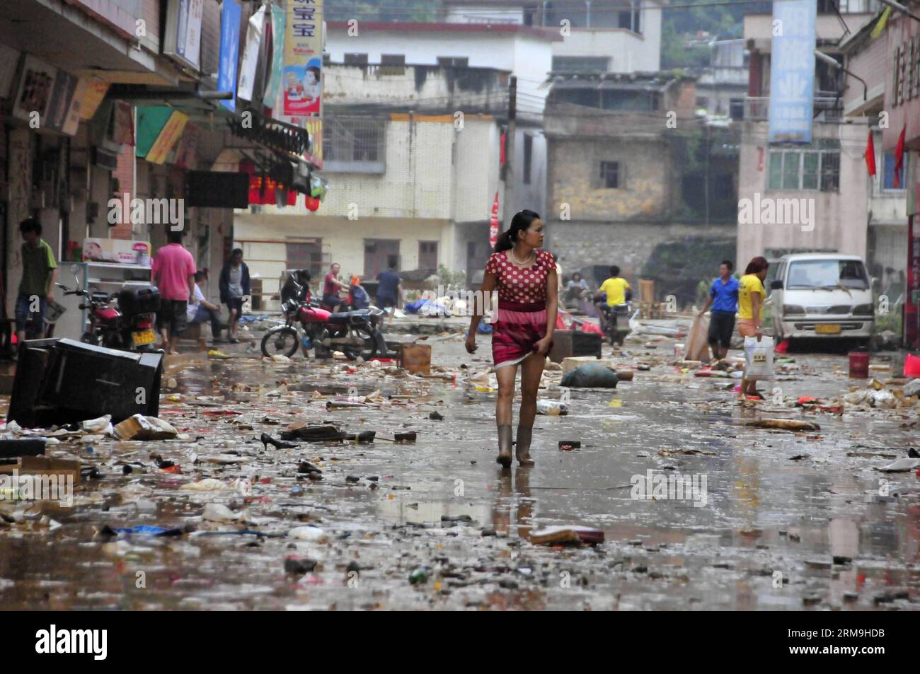 Die Bewohner gehen auf die Straße, nachdem eine Überschwemmung in der Stadt Shitan in Qingyuan, Provinz Guangdong in Südchina, am 24. Mai 2014 abgesunken ist. Vier Menschen sind gestorben, und einer ist noch immer verschwunden bei einer regenausgelösten Überschwemmung in Qingyuan, sagten die lokalen Behörden am Samstag. (Xinhua/Tian Jianchuan) (lmm) CHINA-GUANGDONG-QINGYUAN-FLUTOPFER (CN) PUBLICATIONxNOTxINxCHN Bewohner gehen AUF die Straße, nachdem eine Überschwemmung in der Stadt Qing Yuan Südchina S Guangdong Provinz 24. Mai 2014 abgesunken IST vier Prominente sind gestorben und einer IST still verschwunden in einer regenausgelösten Überschwemmung in Qing Yuan die örtlichen Behörden sagten Samstag XINHUA Tian J Stockfoto