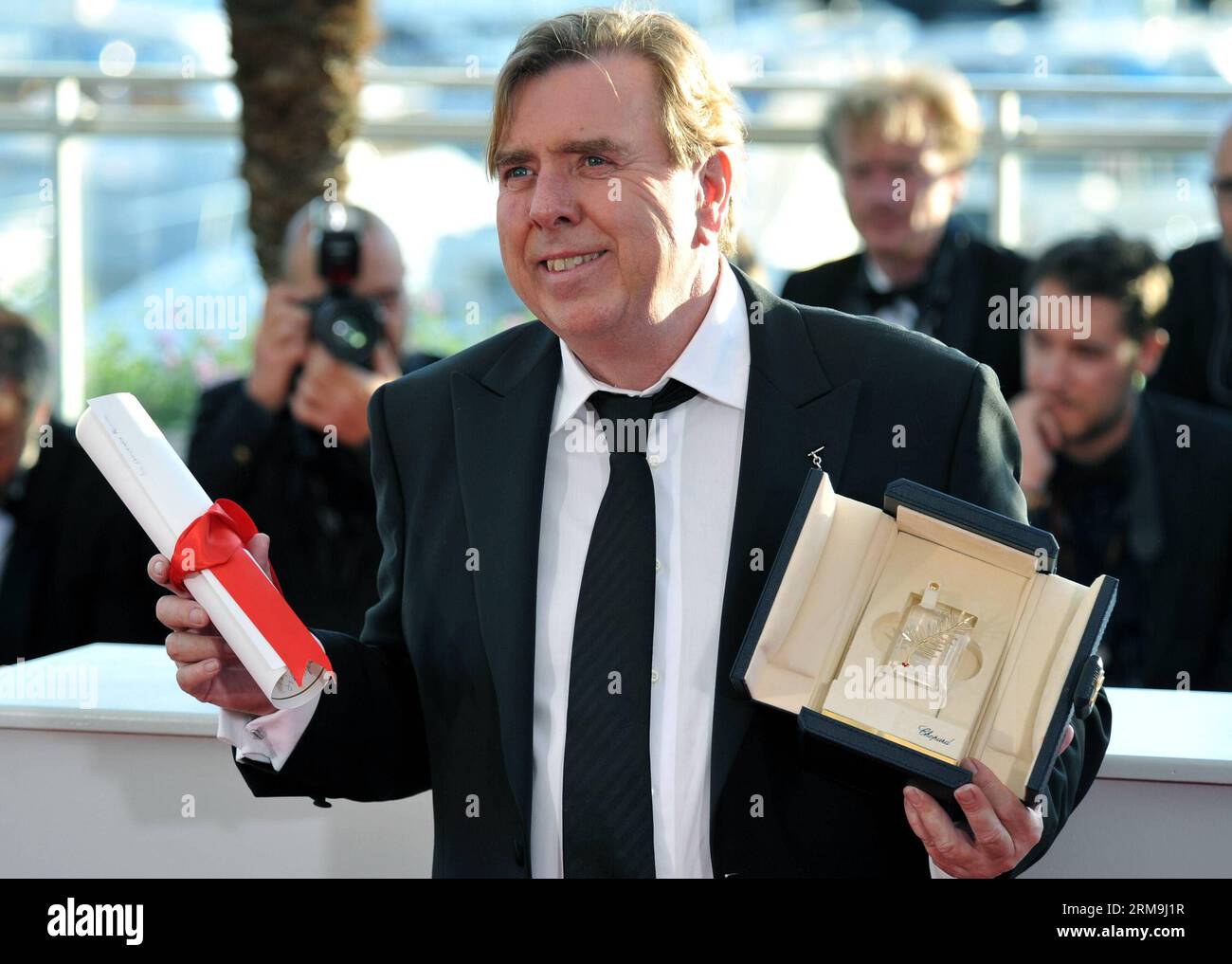 (140524) -- CANNES, 24. Mai 2014 (Xinhua) -- der britische Schauspieler Timothy Spall verleiht den besten Schauspielpreis des 67. Cannes Film Festivals für den Film Mr. Turner, in Cannes, Frankreich, 24. Mai 2014.(Xinhua/Chen Xiaowei) FRANCE-CANNES-FILM FESTIVAL-AWARDS PUBLICATIONxNOTxINxCHN Cannes 24. Mai 2014 XINHUA britischer Schauspieler Timothy Spall verleiht den besten Schauspieler des 67. Cannes Film Festivals für den Film Mr Turner in Cannes Frankreich 24. Mai 2014 XINHUA Chen Xiaowei France Cannes Film Festival Awards PUBLICATIONxNOTxINxCHN Stockfoto