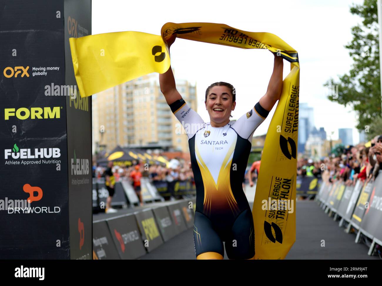 Jeanne Lehair gewinnt das Women's Race während der Super League Triathlon Championship Series 2023 in London. Bilddatum: Sonntag, 27. August 2023. Stockfoto