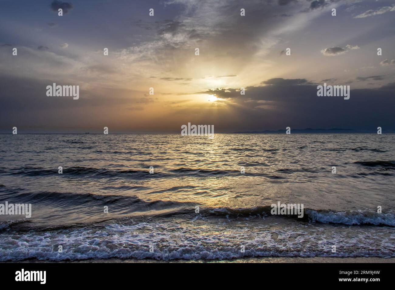 Sonnenuntergang über dem Tunesischen Ozean Stockfoto